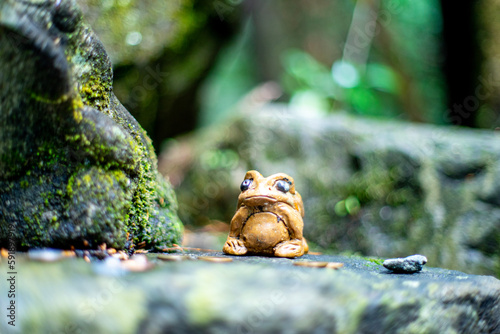 石に乗るカエルの像 © 紀世 村上