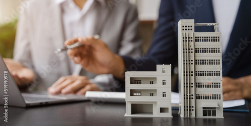 Foto House model with agent asking costumer for contract to buy, get insurance or loan real estate or property