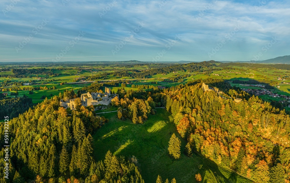Stimmungsvoller Herbstabend im Allgäu um die Burgruinen  Hohenfreyberg und Eisenberg nahe Pfronten 