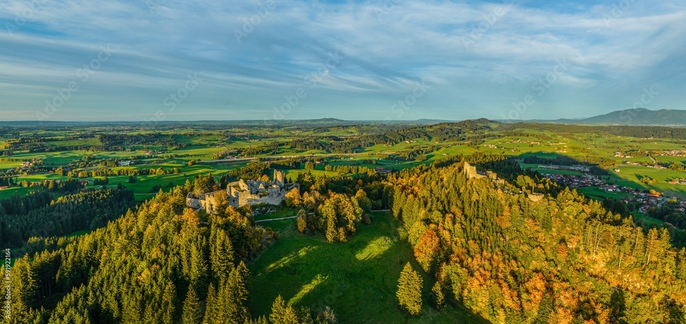 Romantische Abendstimmung im Allgäu um die Burgruinen  Hohenfreyberg und Eisenberg nahe Pfronten 