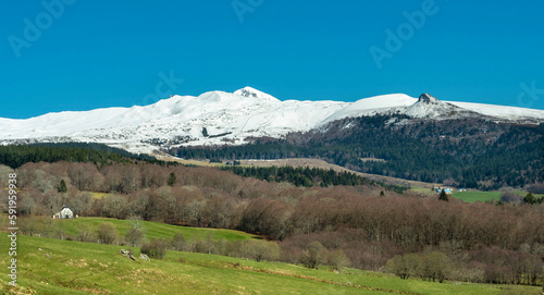 Vu sur le Massif du Sancy en hiver, parc naturel regional des volcans d'auvergne, départemnt du Puy de Dôme, Auvergne-Rhône-Alpes, France, Europe