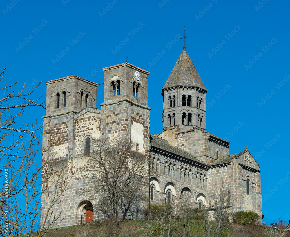 Eglise romane de Saint-Nectiare Parc naturel regional des volcans d'Auvergne. Département du Puy de Dôme. Auvergne-Rhône-Alpes. France. Europe