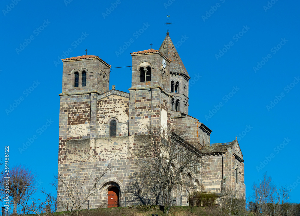Naklejka premium Eglise romane de Saint-Nectiare Parc naturel regional des volcans d'Auvergne. Département du Puy de Dôme. Auvergne-Rhône-Alpes. France. Europe