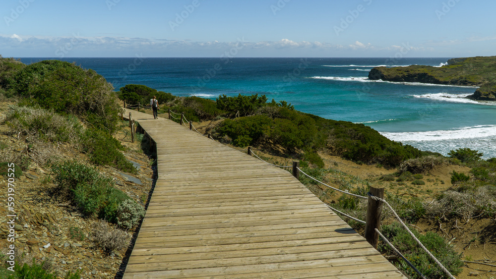 Acceso a Cala Tortuga, playa virgen maravillosa situada en la costa norte de Menorca, solo accesible a pie o por mar. Acceso a Cala Tortuga, playa virgen maravillosa situada en la costa norte de Menorca, solo accesible a pie o por mar.