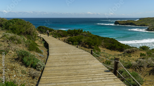 Acceso a Cala Tortuga, playa virgen maravillosa situada en la costa norte de Menorca, solo accesible a pie o por mar.