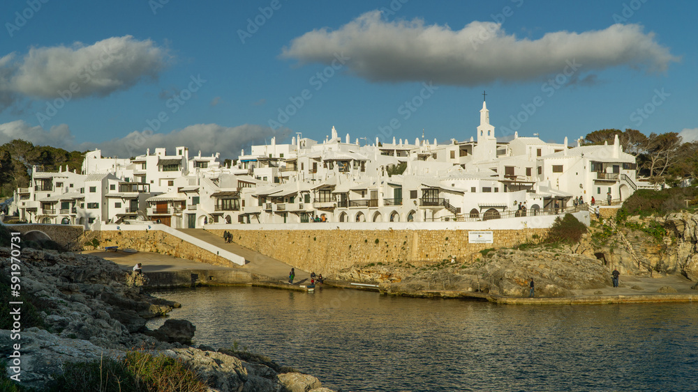 Fototapeta premium Binibeca pequeño pueblo de pescadores. Sus laberínticas calles y sus casas encaladas lo convierten en uno de los pueblos más bonitos de Menorca.