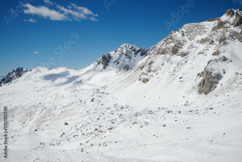 G  ry zim    narciarze na stokach  ferie zimowe na nartach  panoramy o  nie  onych szczyt  w. Mr  z.