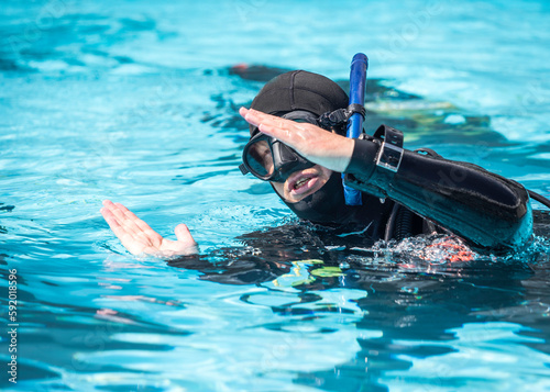 Принти на полотні Scuba dive instructor teaching and explaining to students the regulator retrieva