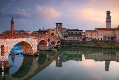 Obraz na płótnie Verona, Italy. Cityscape image of beautiful Italian town Verona with the Stone Bridge over Adige River at sunset. w salonie