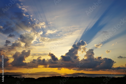 沖縄県小浜島 美しい朝日と光芒