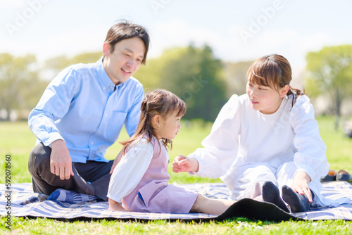 公園でピクニックをする家族 © taka