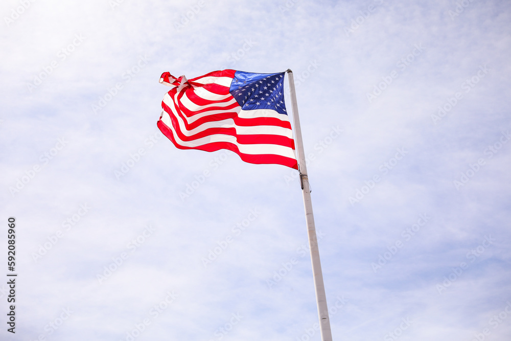 Naklejka premium US flag symbolizes American patriotism, freedom, and unity a reminder of our shared history, sacrifices, and values. It stands for democracy, liberty, and justice for all. 
