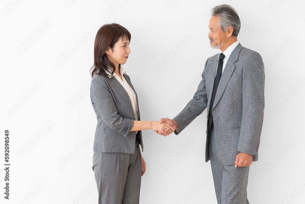 ミドル のビジネスシーン　握手　男性　女性