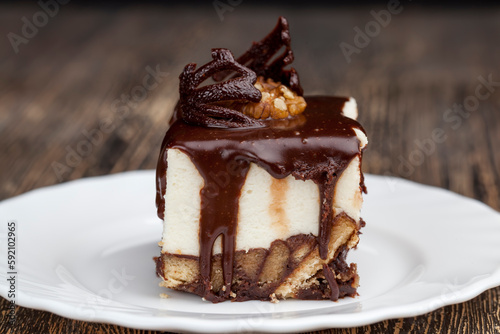 Creamy cheesecake with chocolate and cookies
