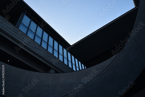 兵庫県立美術館から見上げる青空