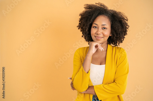 Foto Portrait smile confident business designer black woman yellow suit office