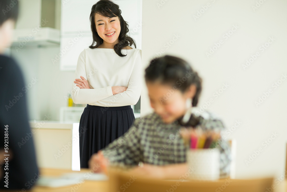 娘を見守る母親 娘を見守る母親