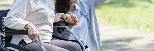 Foto Family relationship Asian senior woman in wheelchair with happy daughter holding