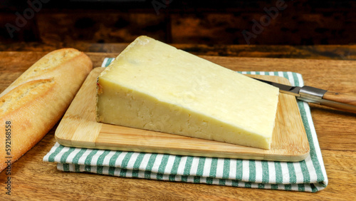  tranche de fromage Laguiole, en gros plan, sur une table