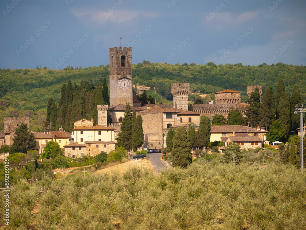 Italia, Toscana, provincia di Firenze, La Badia a Passignano, il borgo e la chiesa.