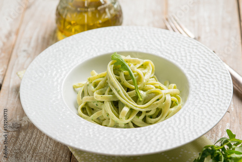 Фотография linguine pasta with arugula pesto