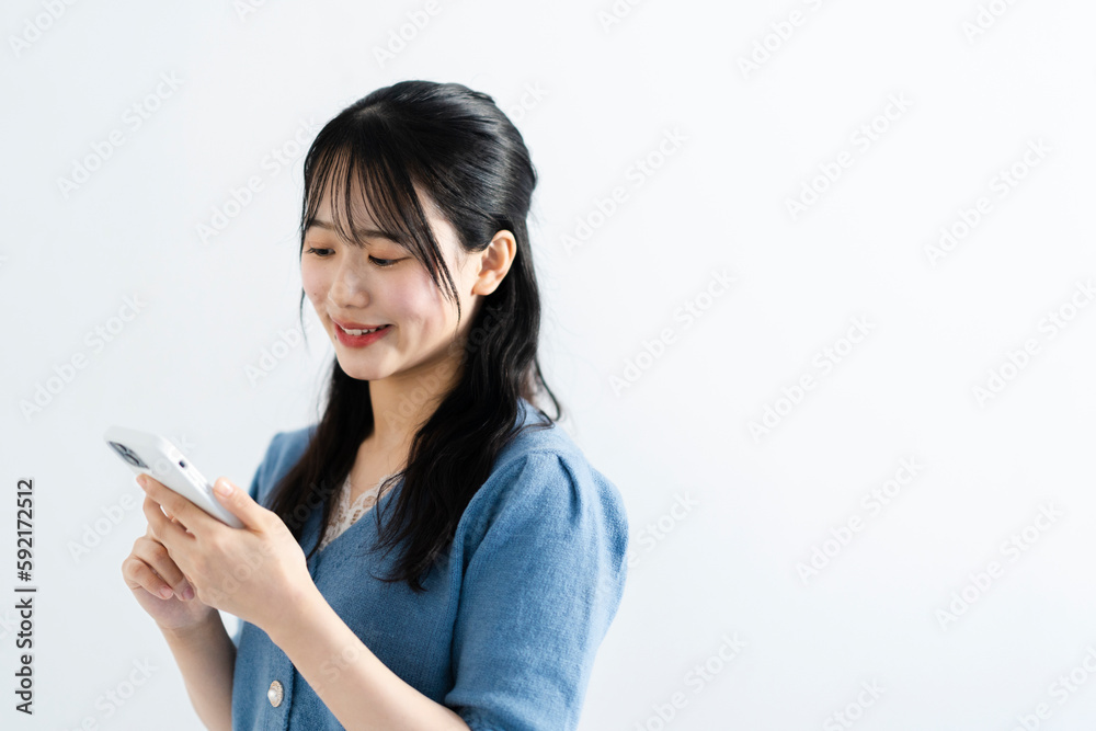 スマートフォンを使う女性 スマートフォンを使う女性