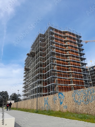 Lavori in corso nel cantiere edile per costruire nuovi edifici photo