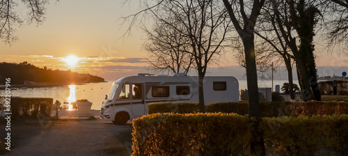 Wohnwagen Sonnenuntergang am Meer an der Adria