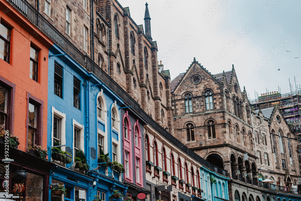 Coloridas fachadas de tiendas en la famosa Victoria Street en la Old Town de Edimburgo