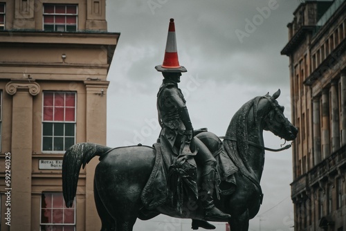 Εκτύπωση καμβά Statue of the Duke of Wellington with a red and white cone on his head in Glasgo