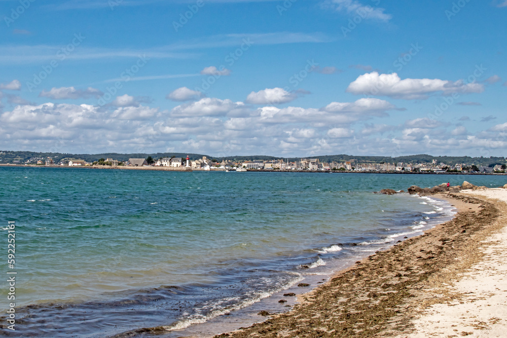 Saint-Vaast-la-Hougue. Panorama sur la ville vu depuis l'île de Tatihou. Manche. Normandie	