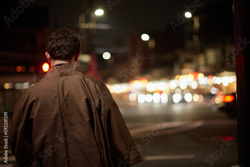 京都の夜の街で浴衣を着ている外国人観光客の後ろ姿