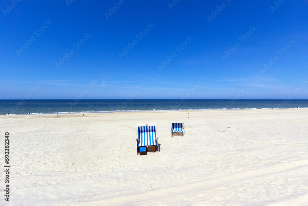 Strandkörbe am Meer