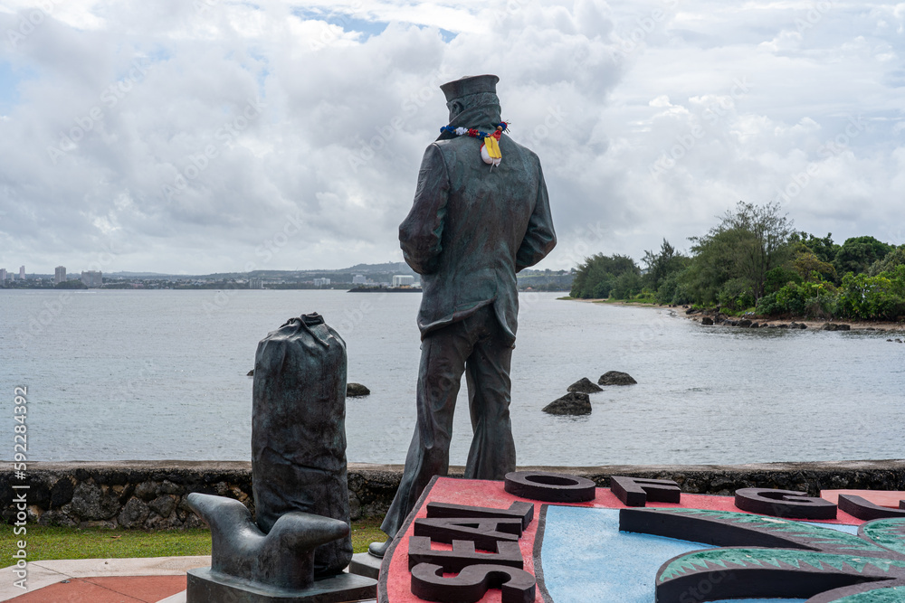 Obraz premium Lone Sailor statue looking across the Pacific Ocean from the island of Guam