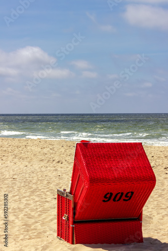 Obraz na płótnie Roter Strandkorb am Meer w salonie