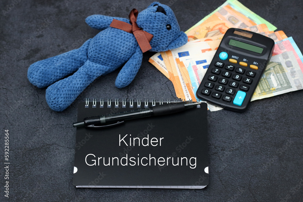 Kindergrundsicherung: Teddybär mit Euro Banknoten, Taschenrechner und dem Text Kindergrundsicherung auf einem Notizblock. - obrazy, fototapety, plakaty 