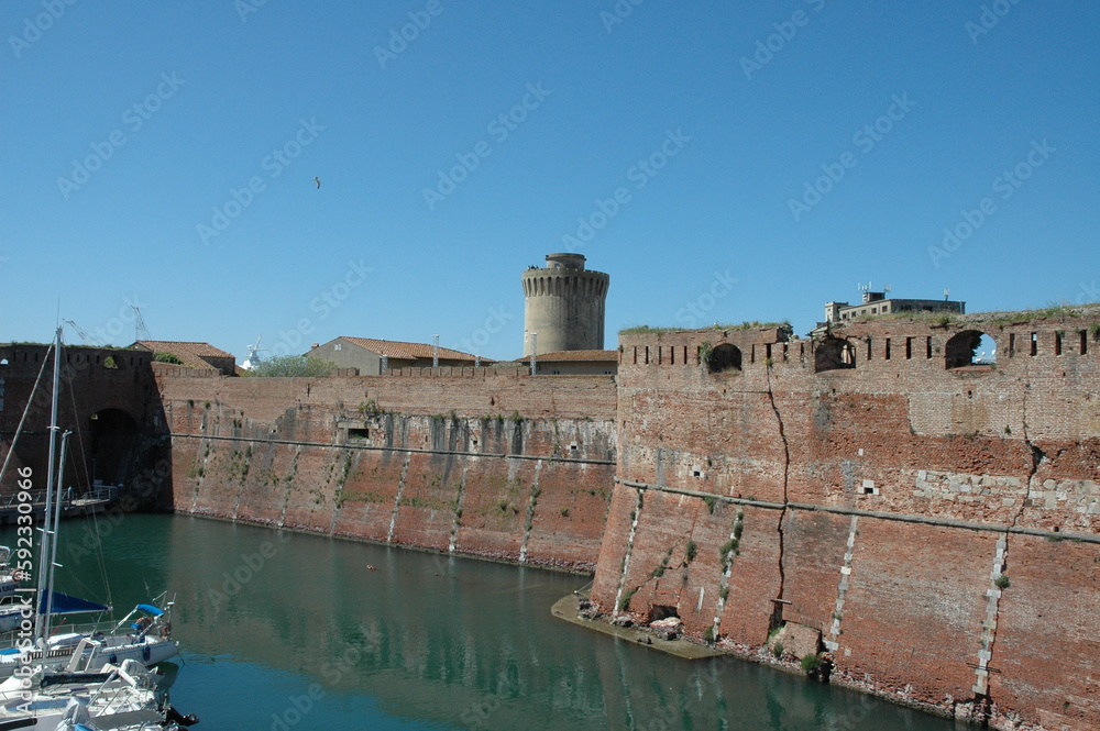 Fortezza Medicea al porto di Livorno . A difesa del porto gestito da Firenze nel medioevo Fortezza Medicea al porto di Livorno . A difesa del porto gestito da Firenze nel medioevo