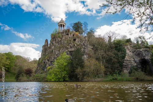 Foto The Parc des Buttes Chaumon is a public park situated in northeastern Paris, France