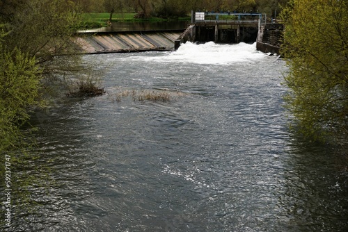 Flussströmung mit Wasserschleuse im Frühling