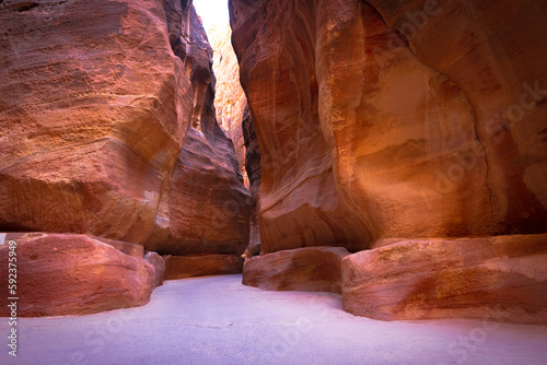 Petra w Jordanii. Wąska ścieżka między pustynnymi skałami.