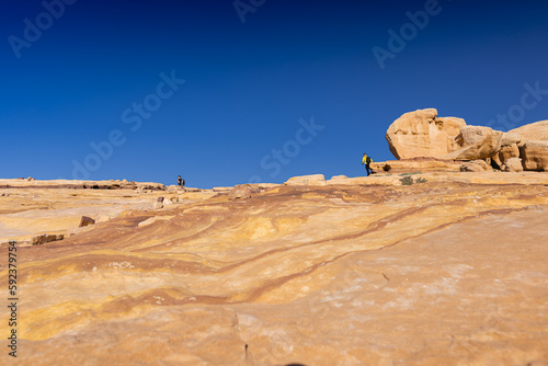 Petra w Jordanii. Widok na skalną pustynię na tle błękitnego, bezchmurnego nieba. 