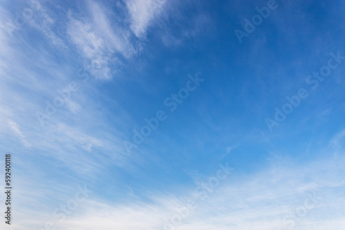 Blue sky background © KYNA STUDIO