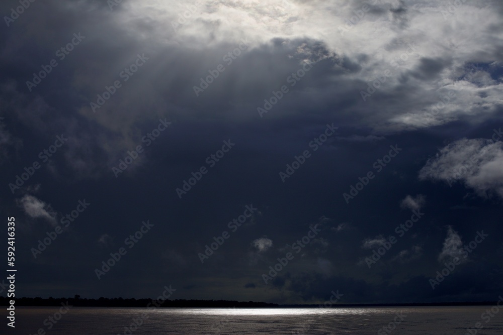 Schwere Wolken über dem Amazonas