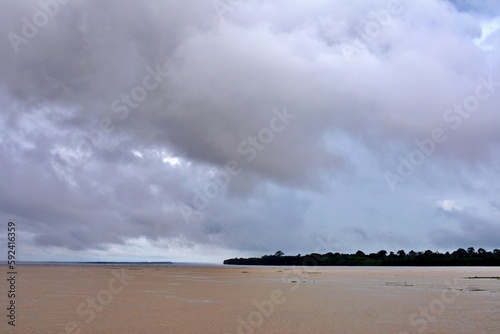 Schwere Wolken   ber dem Amazonas