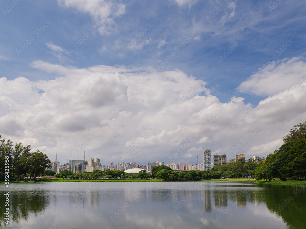 Naklejka premium Vista da Zona Sul de São Paulo, com edifícios e reflexo em lago.
