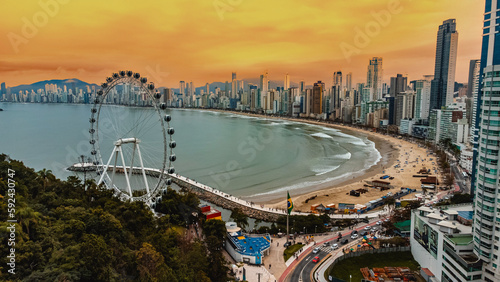 Cidade Litoral Balneário Camboriú BC SC Santa Catarina Prédios Altos Construtoras Arranha Céu Mar Oceano Viagem Verão Turismo Turístico Roda Gigante Molhe Especulação Imobiliária Imóveis Barcos Drone photo