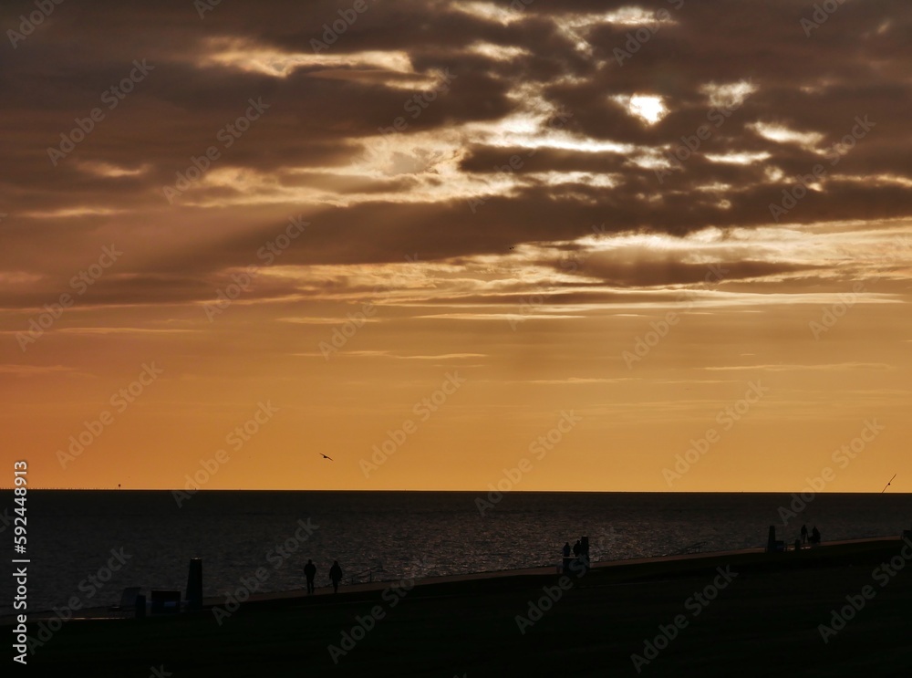Abendlicht an der Nordseeküste mit Wolken