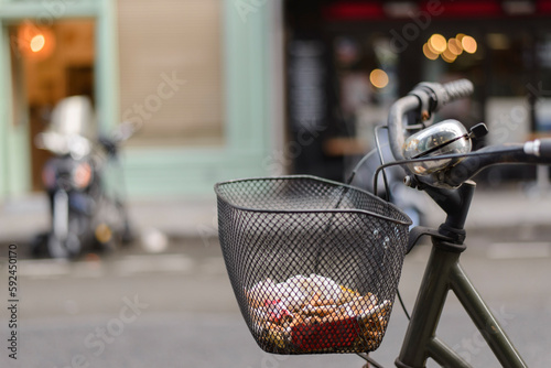 Vélo avec un panier rempli de mégots de cigarette et de déchets dans un décor urbain