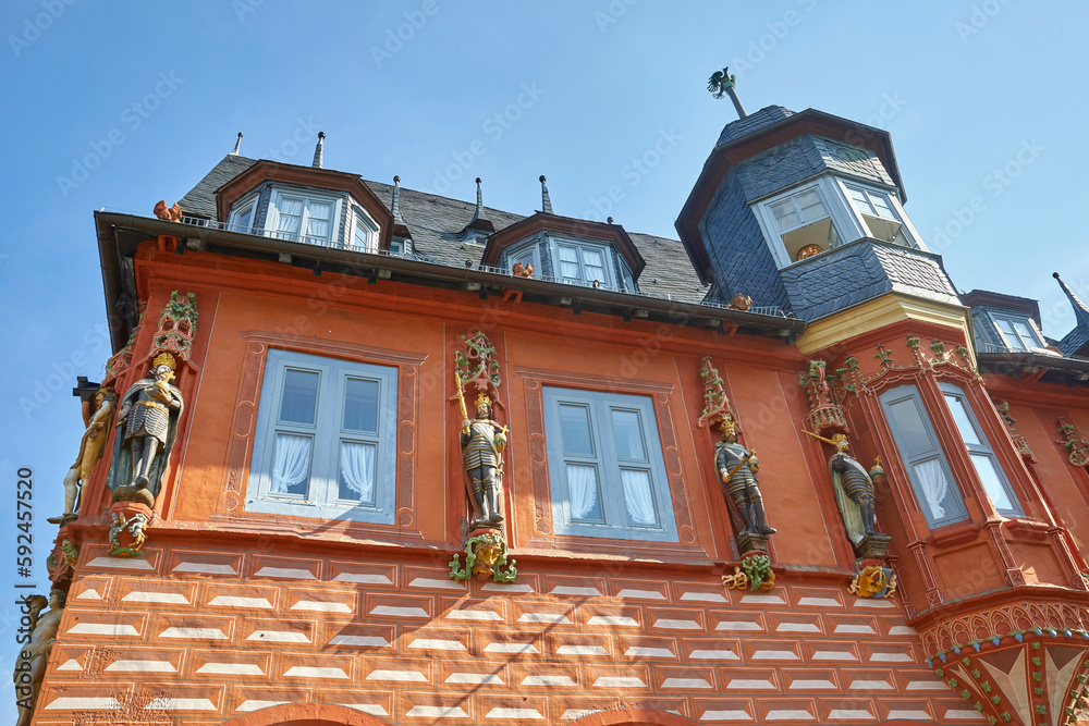 Schöner Fassadenschmuck an Bürgerhäusern in Goslar, Norddeutschland, Niedersachsen.