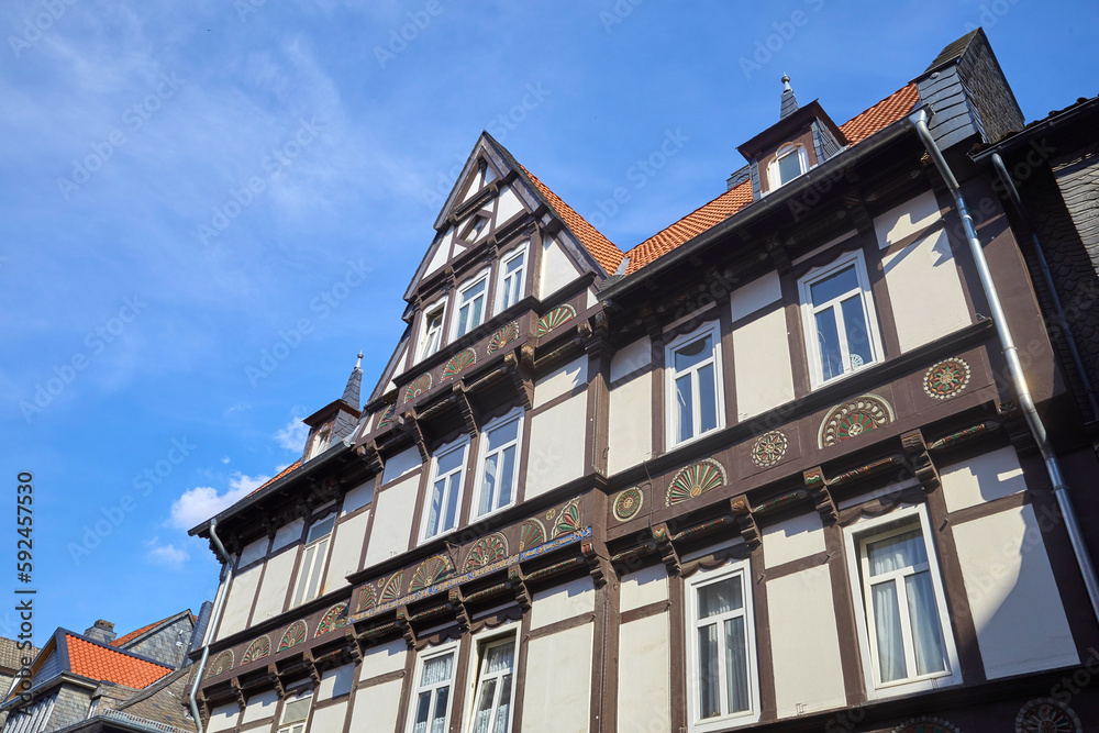 Schöner Fassadenschmuck an Bürgerhäusern in Goslar, Norddeutschland, Niedersachsen.
